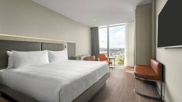 Executive Room, 1 King Bed | Hypo-allergenic bedding, minibar, in-room safe, desk
