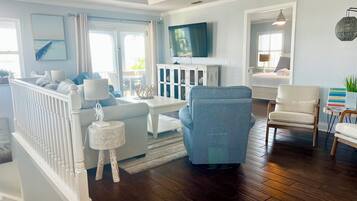 Älytelevisio, pöytäjalkapallopöytä, pöytätennispöytä, kirjoja