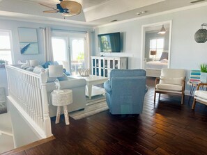 Téléviseur connecté, table de baby-foot, table de ping-pong, livres