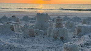 På stranden, solsenger og strandhåndklær