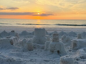 In Strandnähe, Liegestühle, Strandtücher