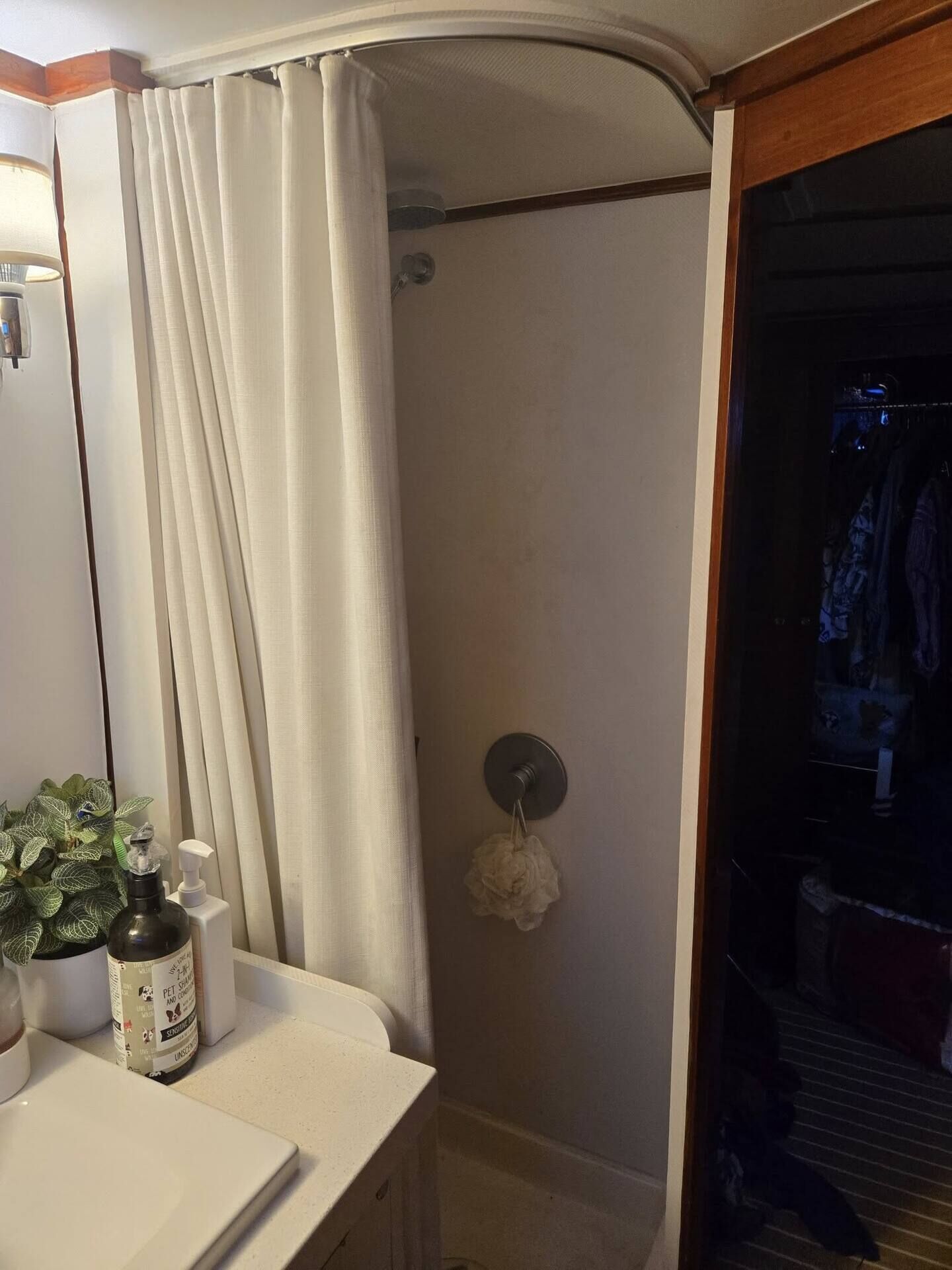 Douche, sèche-cheveux, serviettes fournies, savon