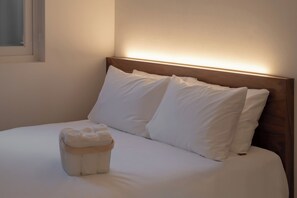 Habitación Deluxe doble | Ropa de cama de alta calidad y colchones con acolchado adicional