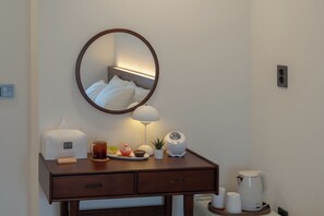 Quarto casal luxo | Roupas de cama premium, camas com colchões pillow-top, escrivaninha