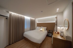 Romantic Double Room | Premium bedding, pillow-top beds, desk, laptop workspace - Hotel DALSTAIR Seoul Jongno (Seoul)