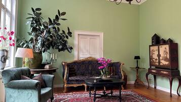 Fernseher, Bücher, Stereoanlage