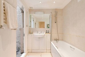 Haartrockner, Handtücher, Seife, Toilettenpapier