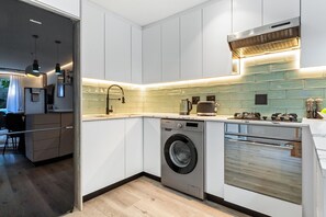 Frigorífico, microondas, horno y placa de cocina