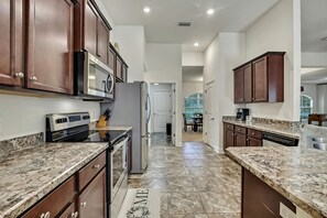 ثلاجة، ميكروويف، فرن، موقد طهي مسطح