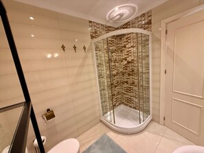 Douche, sèche-cheveux, serviettes fournies, papier toilette