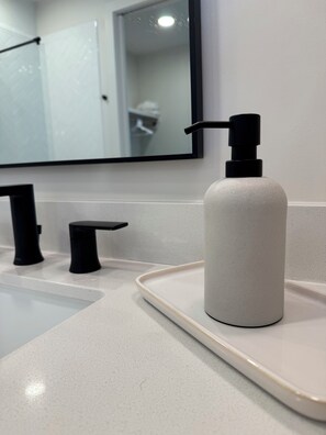 Dusche, Haartrockner, Handtücher, Seife
