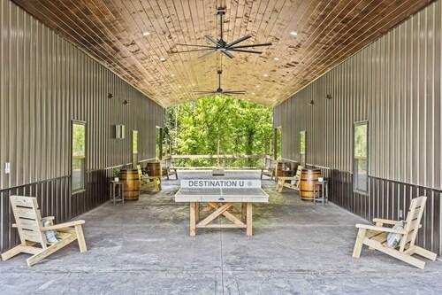 New Barndominium /Sleeps 24/ 4 Kitchens / 4 Hot Tubs / 4 Firepits