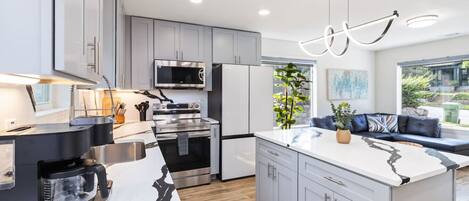 Kühlschrank, Mikrowelle, Ofen, Herdplatte