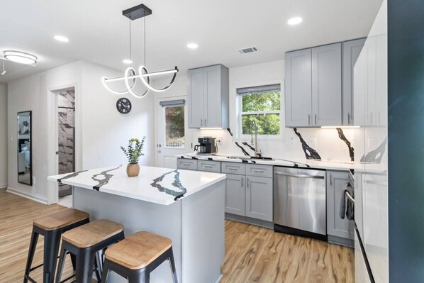 Refrigerador, microondas, horno, placa de cocina