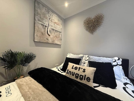 1 bedroom, iron/ironing board, WiFi, bed sheets. Studio C - Newly renovated private 1 bed studio