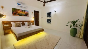 Deluxe Double Room, Balcony, Ocean View | Desk, iron/ironing board, free WiFi
