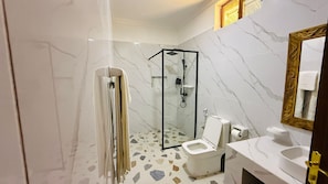 Habitación doble, balcón, vistas parciales al mar | Baño | Secador de pelo, zapatillas, toallas y jabón