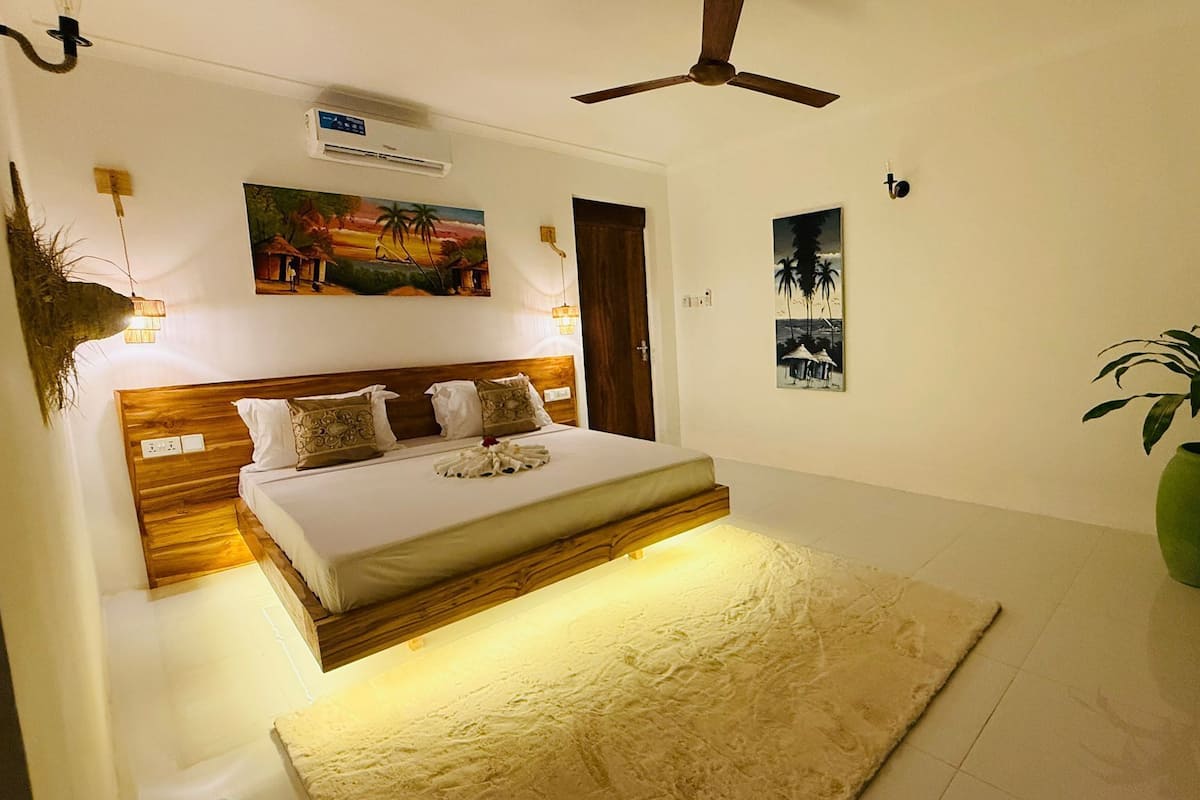 Deluxe Double Room, Balcony, Ocean View | Desk, iron/ironing board, free WiFi