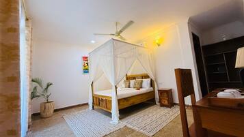 Chambre double, balcon, vue partielle sur l'océan | Bureau, fer et planche à repasser, accès au Wi-Fi (inclus)