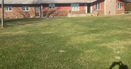 Beautiful home, huge kitchen, strong Wi-Fi , lots of room, plenty of parking