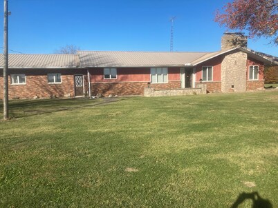 Beautiful home, huge  kitchen, strong Wi-Fi , lots of room, plenty of parking
