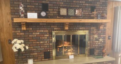 Beautiful home, huge kitchen, strong Wi-Fi , lots of room, plenty of parking