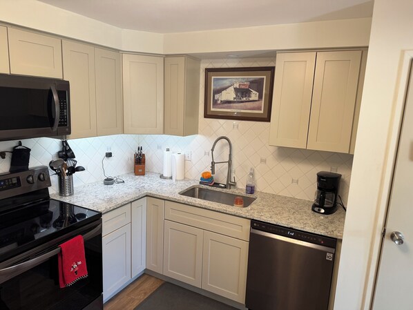 Microondas, horno, parrilla de estufa y lavavajillas