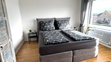 3 slaapkamers, een strijkplank/strijkijzer, gratis wifi, beddengoed