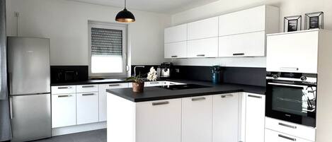 Frigorífic, microones, forn i placa de cuina