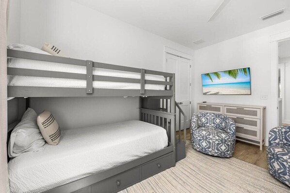 4 bedrooms, desk, iron/ironing board, free WiFi