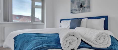 4 habitaciones, tabla de planchar con plancha, internet y ropa de cama