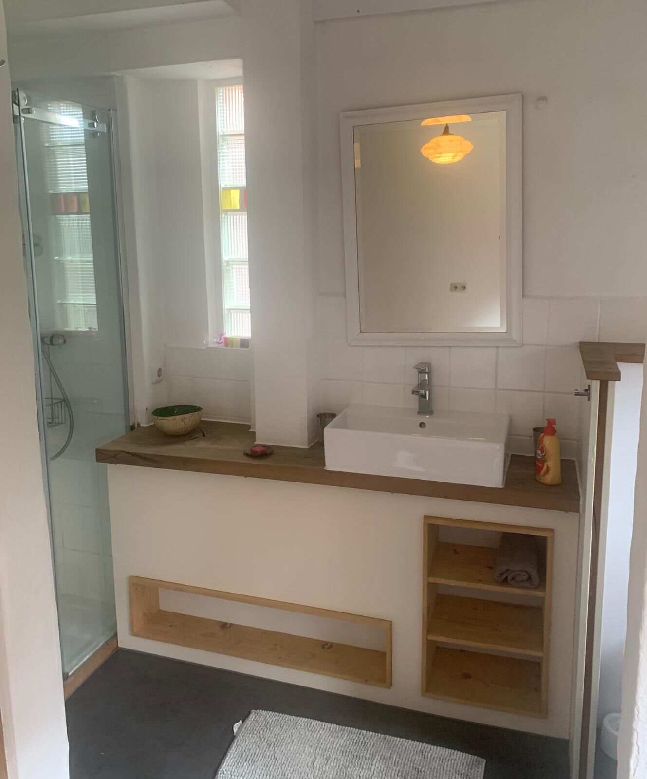 Haartrockner, Handtücher, Seife, Toilettenpapier