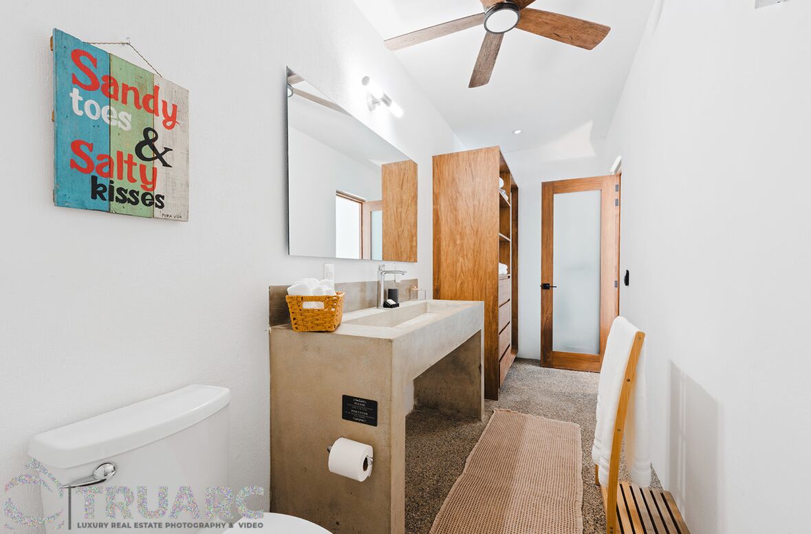 Hiustenkuivaaja, pyyhkeet, saippua, vessapaperi