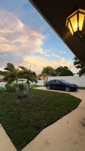 Property grounds - Chula Vista “beautiful view” Cottage (Fort Lauderdale)