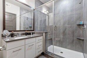 Haartrockner, Handtücher, Seife, Toilettenpapier