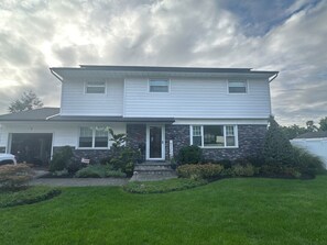 Exterior - Ryder Cup House. Updated 4 BR home Located in Bethpage 1 mile from Golf course. (Bethpage)