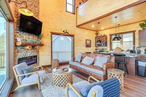 Una televisión, una chimenea, un reproductor estéreo