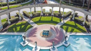 Una piscina circular con una zona de estar en el centro y un letrero que dice 'Emerald Island'.