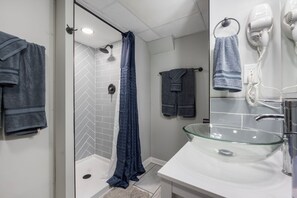 Dusche, Haartrockner, Handtücher, Seife