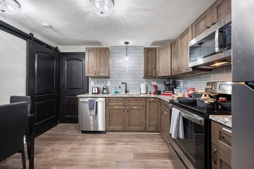 “Lower Magnolia”- HIGH Quality Mattress & Pillows, Fully stocked, Great Deal!