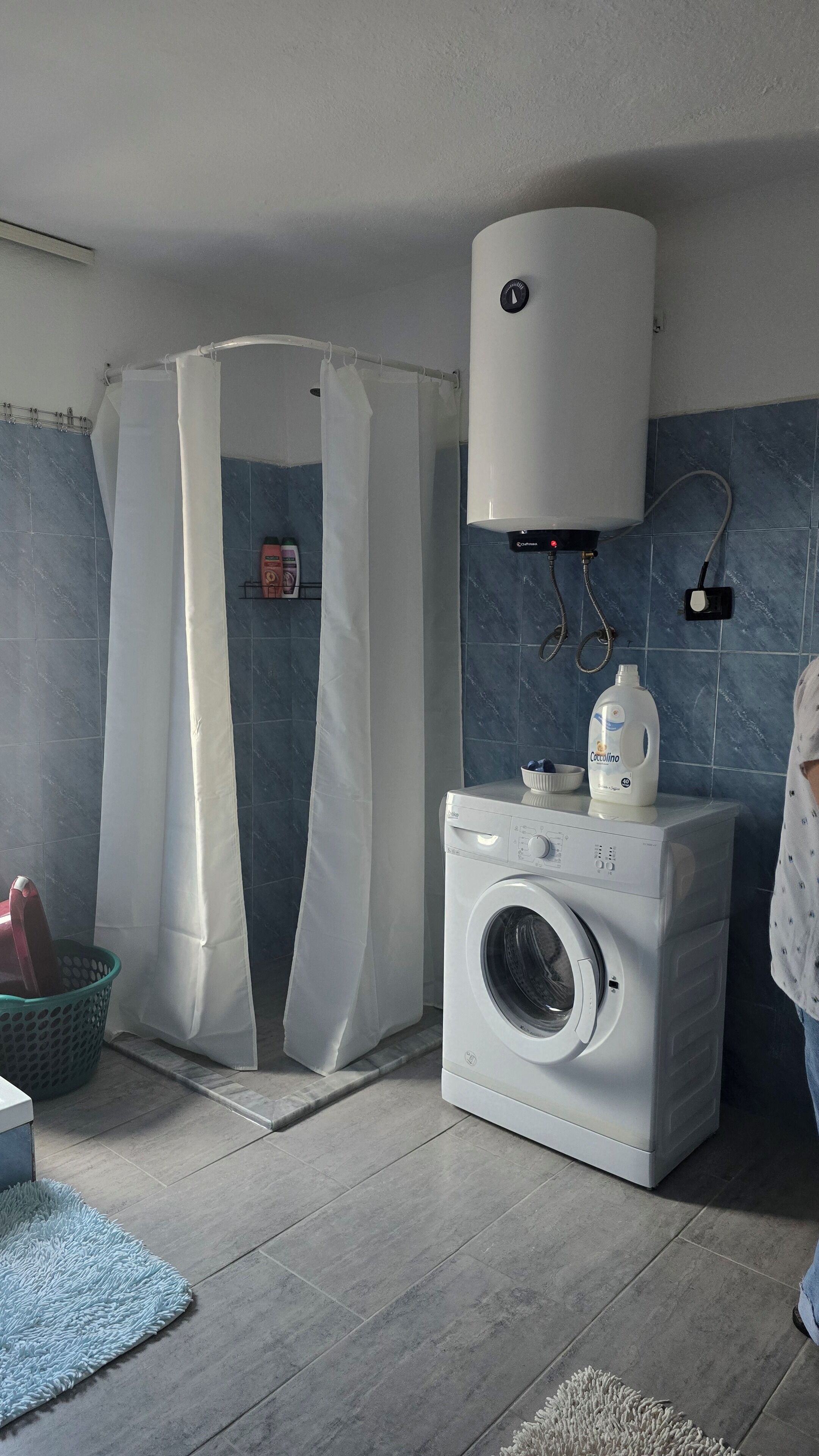 Douche, sèche-cheveux, bidet, serviettes fournies