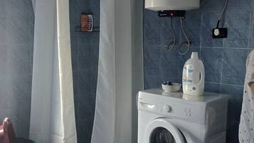 Shower, hair dryer, bidet, towels