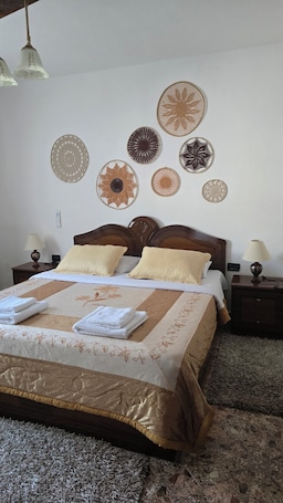 3 bedrooms, desk, iron/ironing board, free WiFi. Eni's Villa 3km from beach
