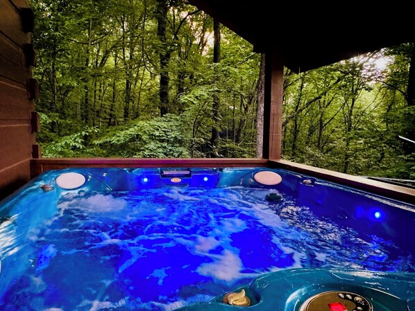Outdoor spa tub - Bear Foot Heaven
Cabin Retreat in Ga Mountains (Hiawassee)