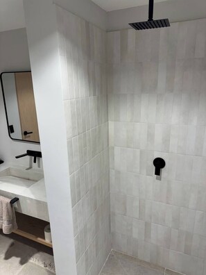 Dusche, Haartrockner, HandtĂŒcher, Seife