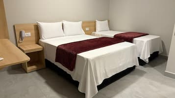 Habitación clásica con 1 cama doble o 2 individuales, vistas a la ciudad | Escritorio, espacio para trabajar con un portátil, wifi gratis