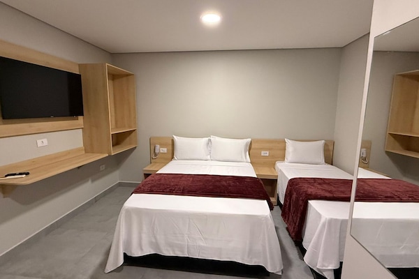 Quarto casal ou duplo clássico, vista para a cidade | Escrivaninha, espaço de trabalho para notebook, Wi-Fi de cortesia