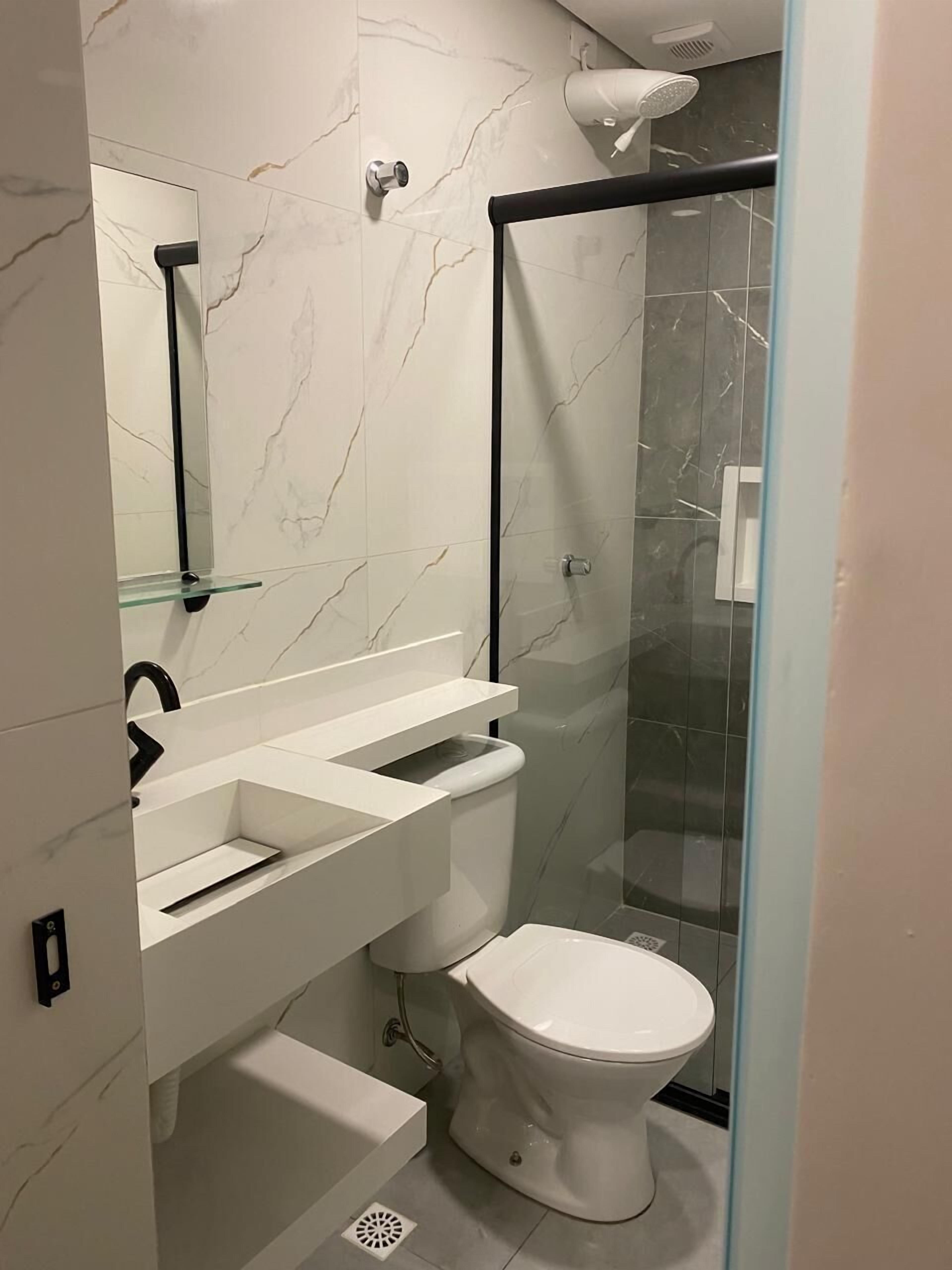 Dusche, kostenlose Toilettenartikel, Handtücher, Seife