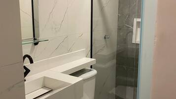 Dusche, kostenlose Toilettenartikel, Handtücher, Seife