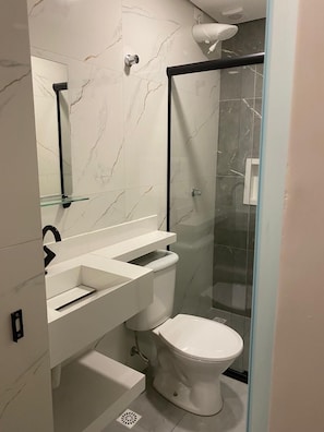 Douche, articles de toilette gratuits, serviettes fournies, savon